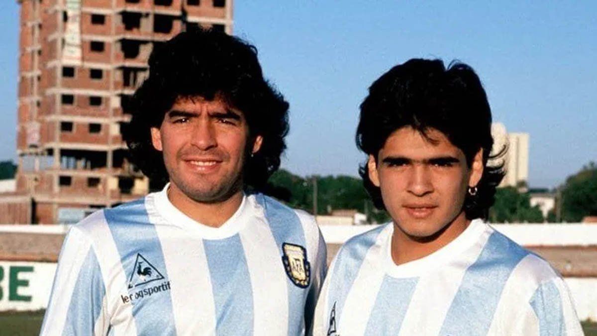 Hugo Maradona junto a Diego