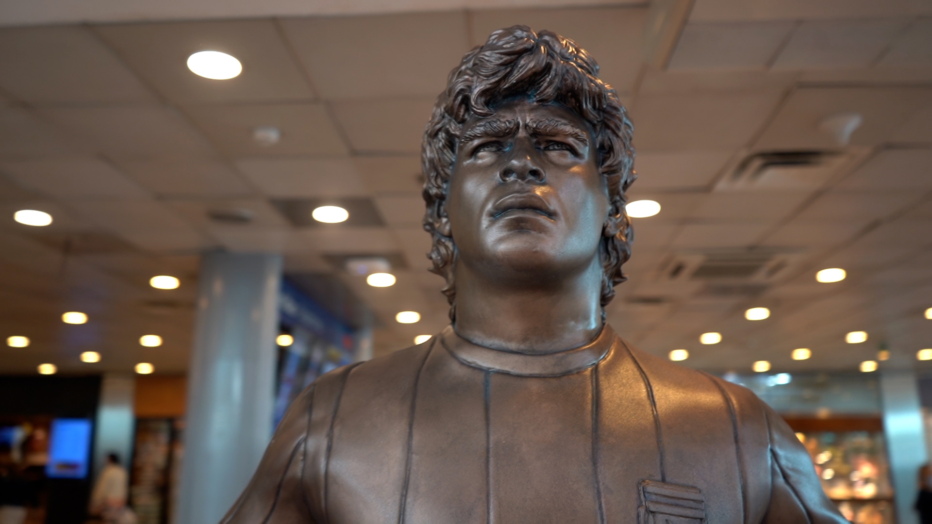 Estatua de Maradona en Ezeiza