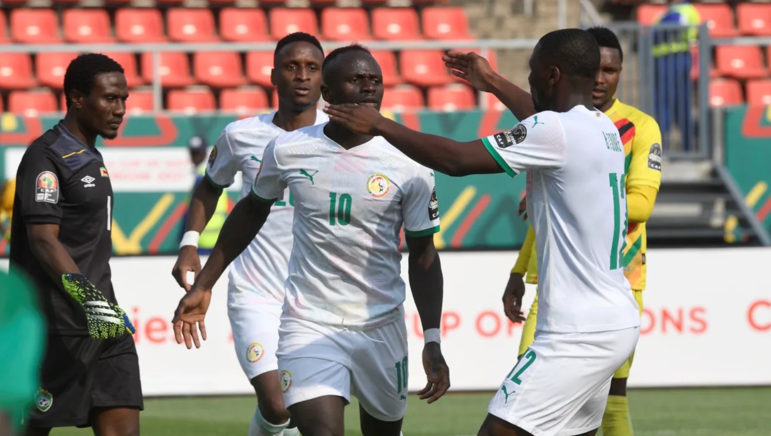 Senegal vence a Zimbabue con un penal tardío de Mane