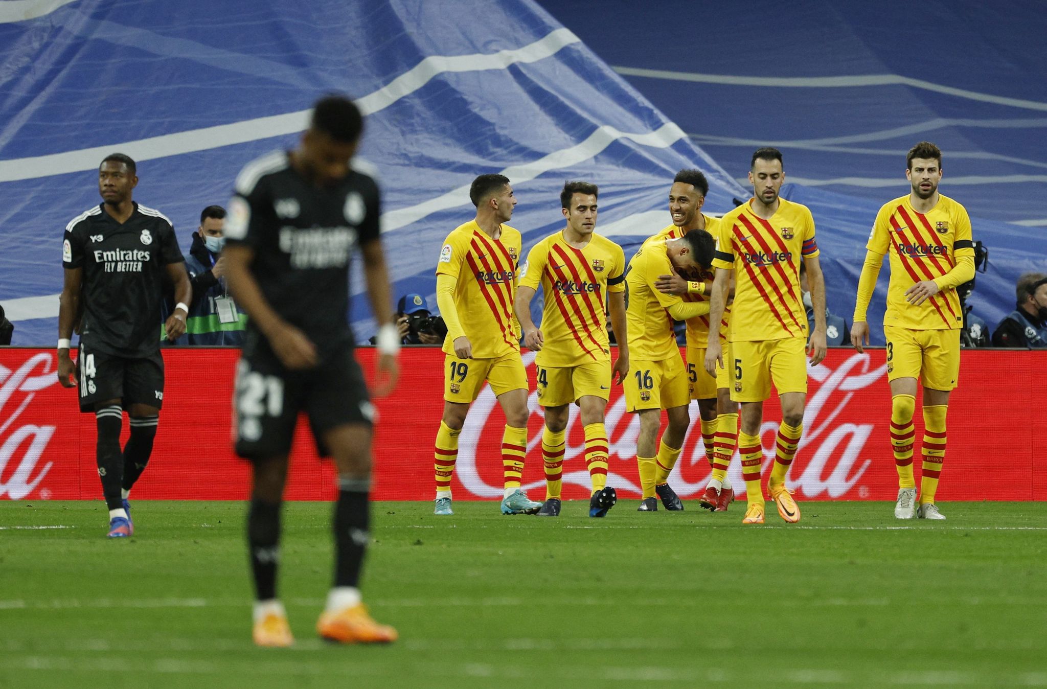 El plantel Culé se quedo con el clásico español por La Liga jugando de visitante, dejó en la lona al Madrid con una goleada.