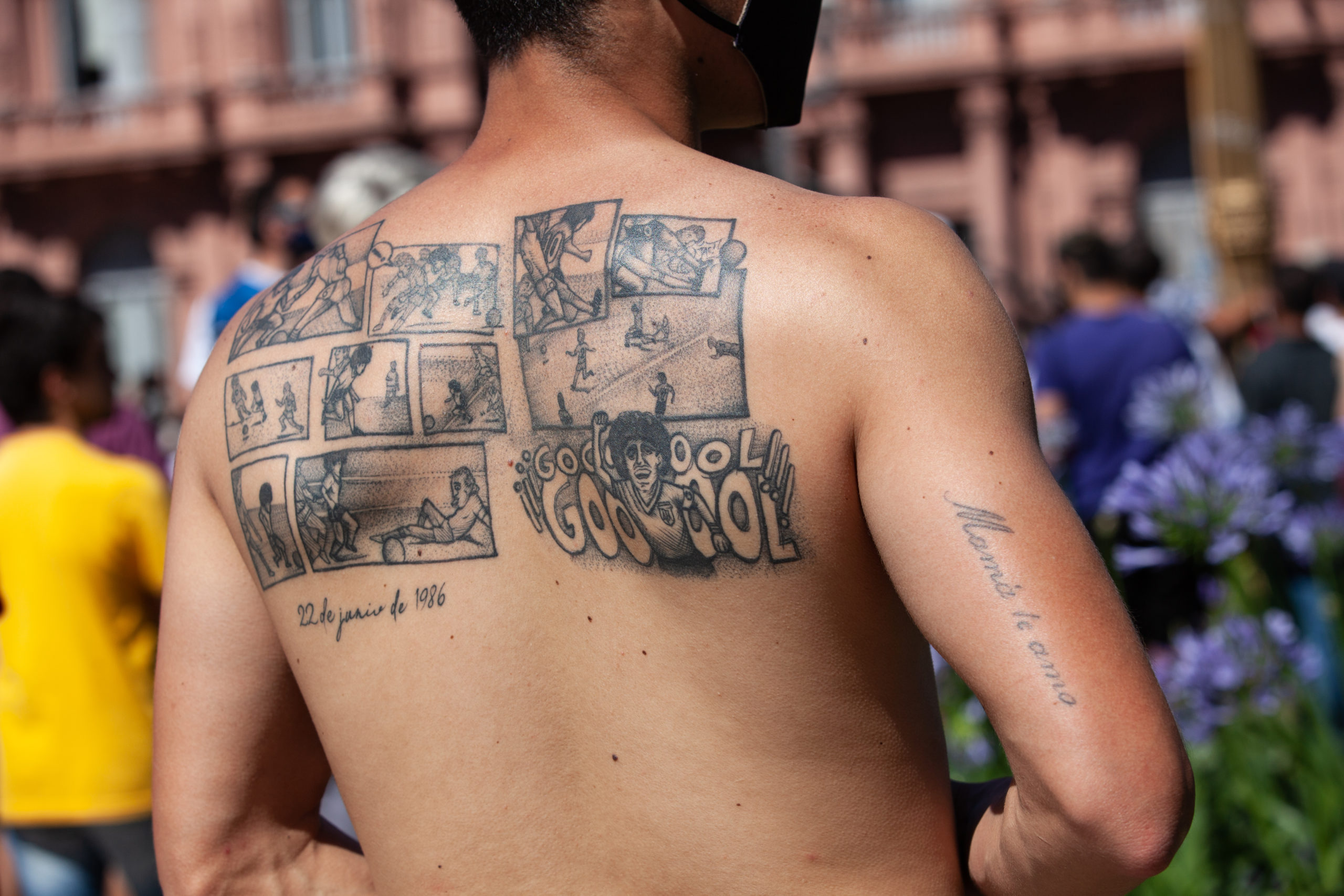 Lo detuvieron en Ucrania pero lo salvó un tatuaje de Maradona