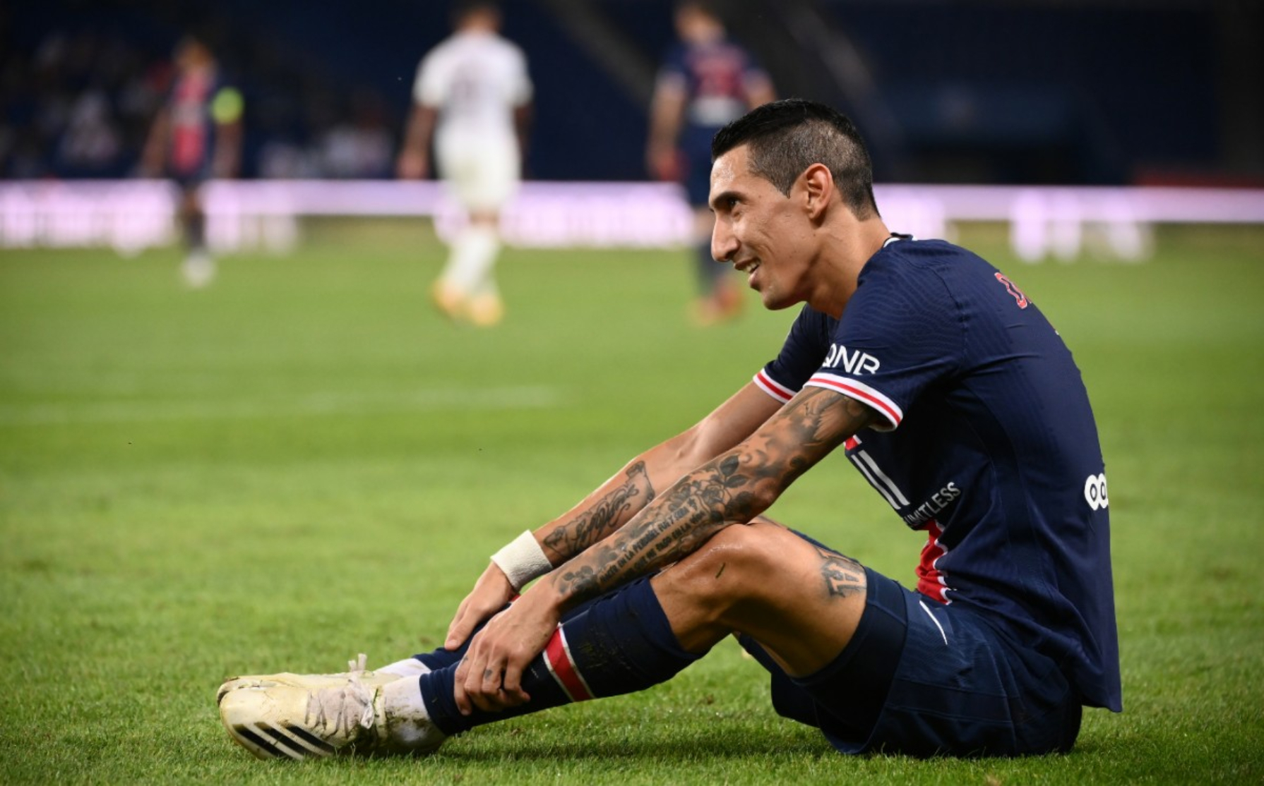 El Fideo se lesionó en el entrenamiento previo al encuentro por la Ligue 1 y será dado de baja por varias semanas.
