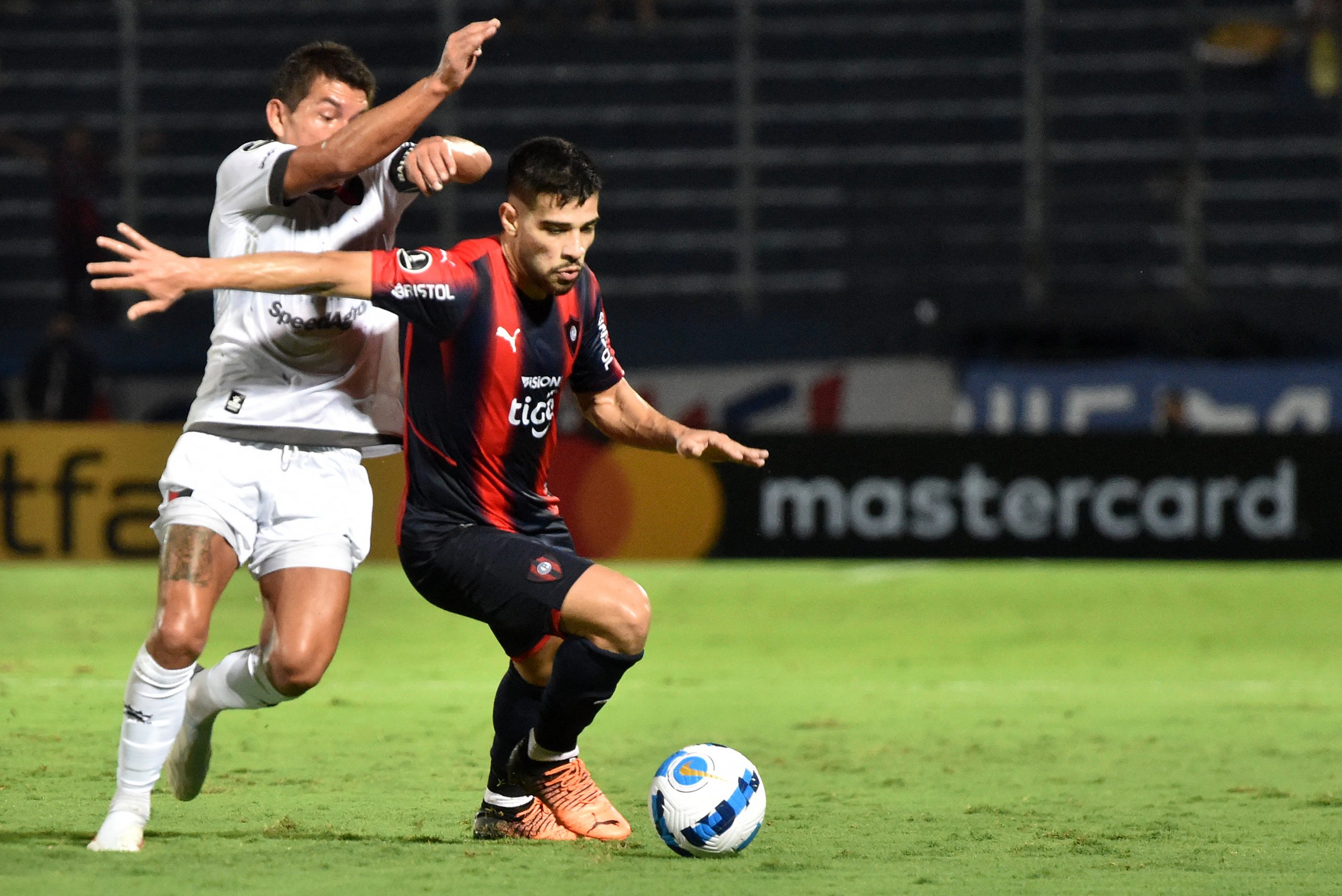 El Sabalero de Falcioni cayó por primera vez en la Copa Libertadores, en un encuentro que se lo dieron vuelta.