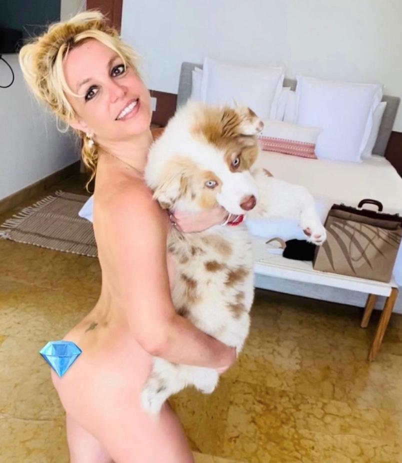 "La gente es estúpida": Britney carga contra sus haters y sube una foto desnuda junto a su perro