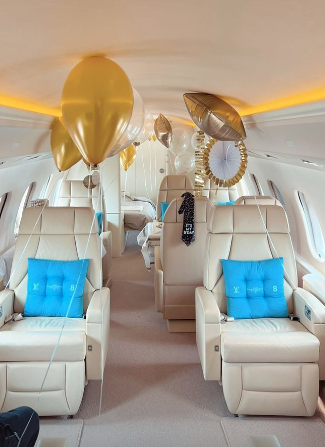 J Balvin celebra sus 37 años en su jet privado