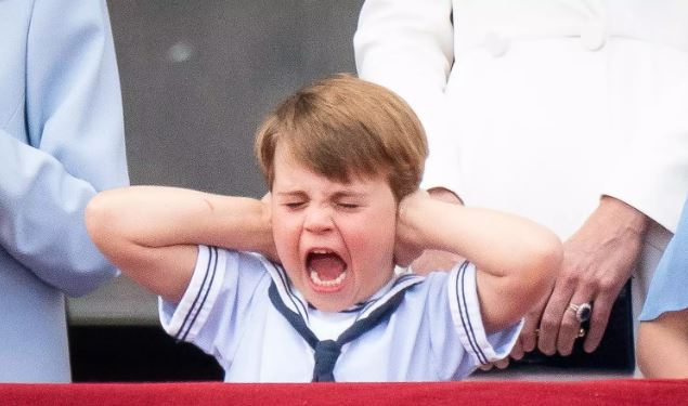 El príncipe Luis se tapa las orejas durante un vuelo especial por el cumpleaños de la reina