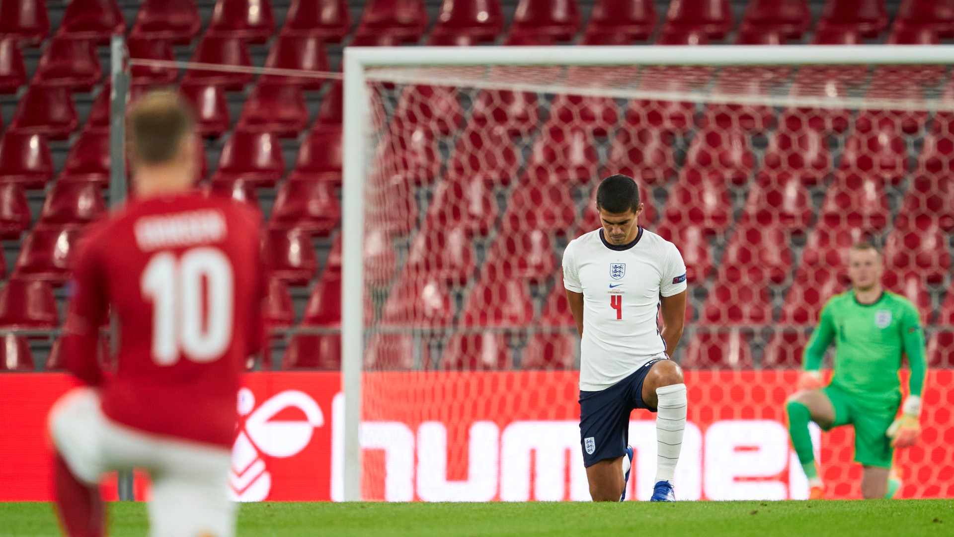 Inglaterra debatirá sobre arrodillarse previo a los duelos en la Copa Mundial
