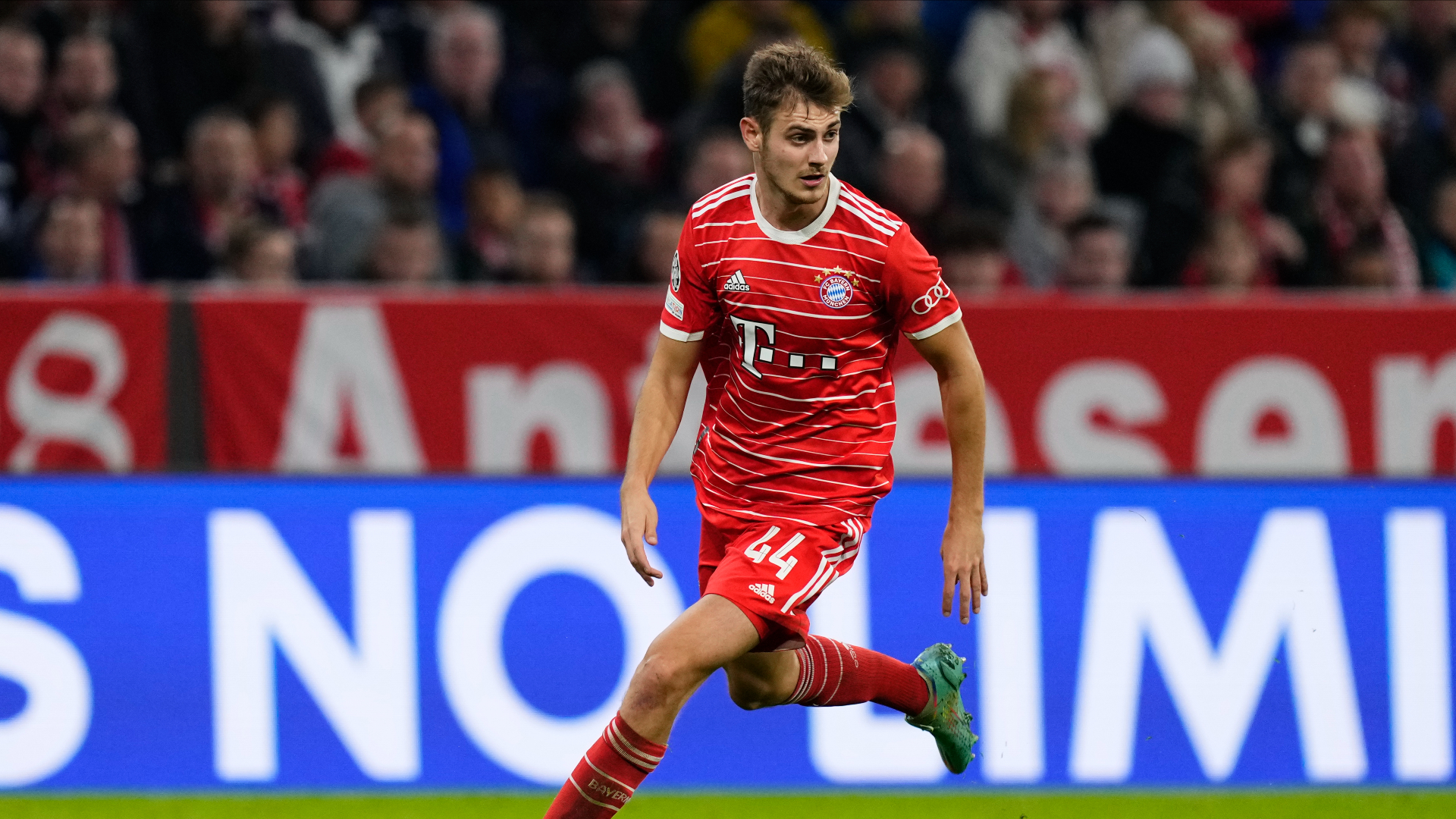 Bayern Munich renovó el contrato de Josip Stanisic