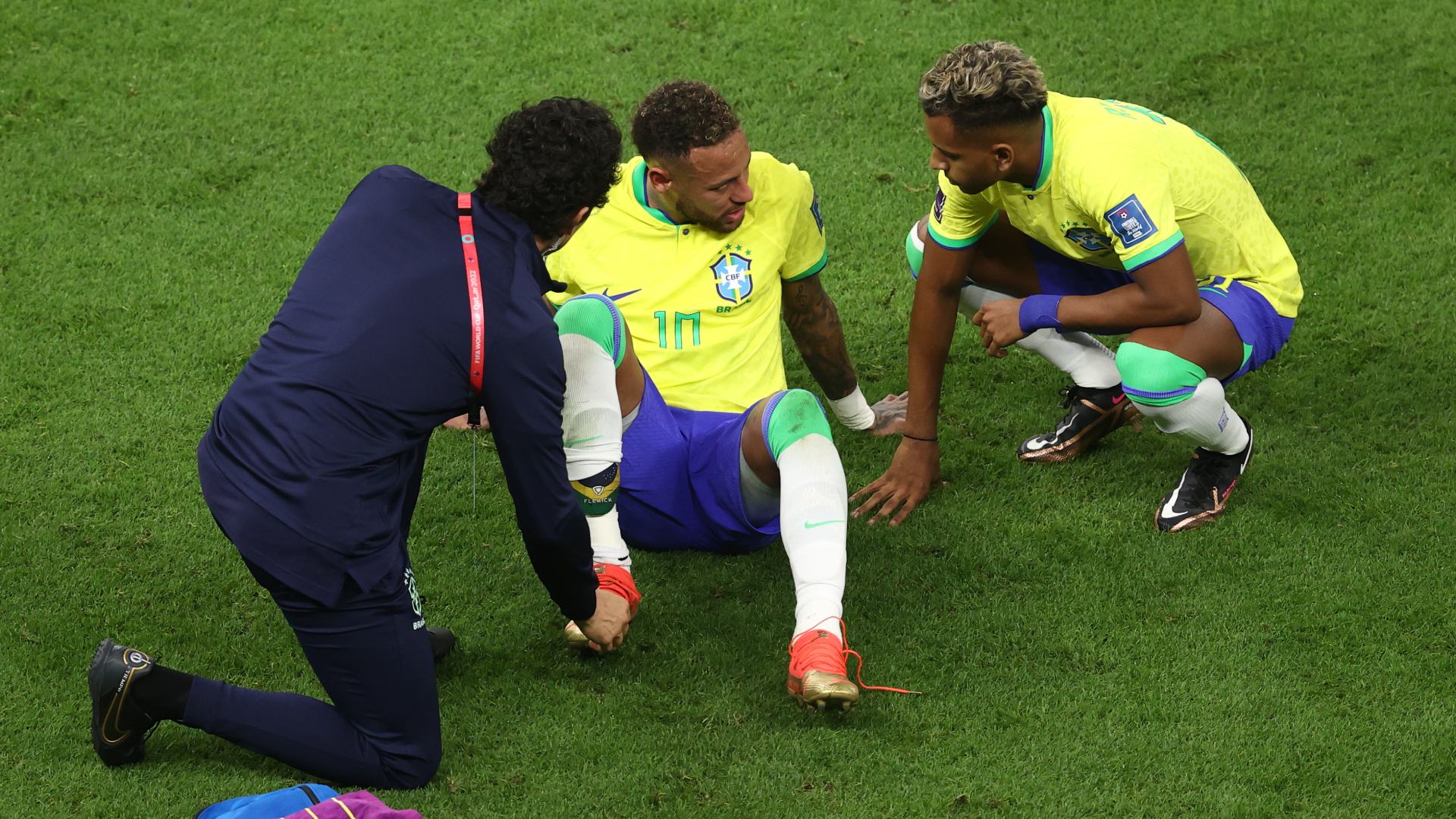 Alarma en Brasil por Neymar: salió con un fuerte golpe en el tobillo